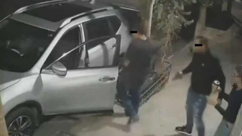 Detienen a dos presuntos responsables de robo de camioneta captado en video en Guadalajara 
