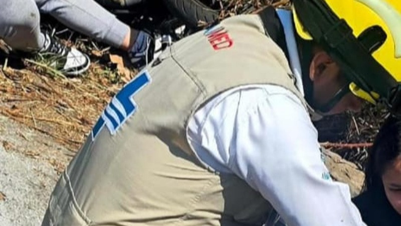 Choque de moto y auto en la Siglo XXI, deja dos heridos 