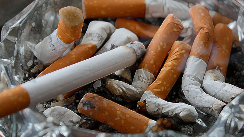Reino Unido aprueba iniciativa para que personas nacidas a partir de 2009 nunca puedan comprar cigarros 