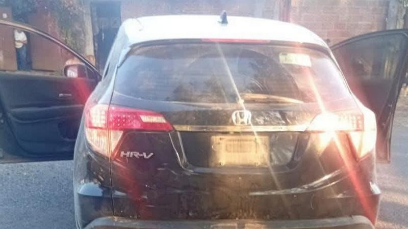 Hallan tres cuerpos al interior de una camioneta en Erongarícuaro, Michoacán 