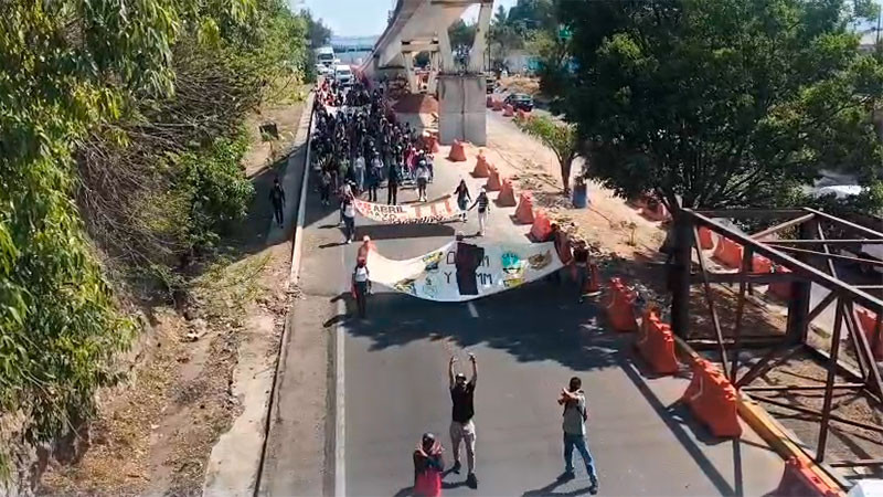 Se movilizan normalistas en la capital michoacana; la marcha va de Calzada La Huerta hacia Palacio de Gobierno  