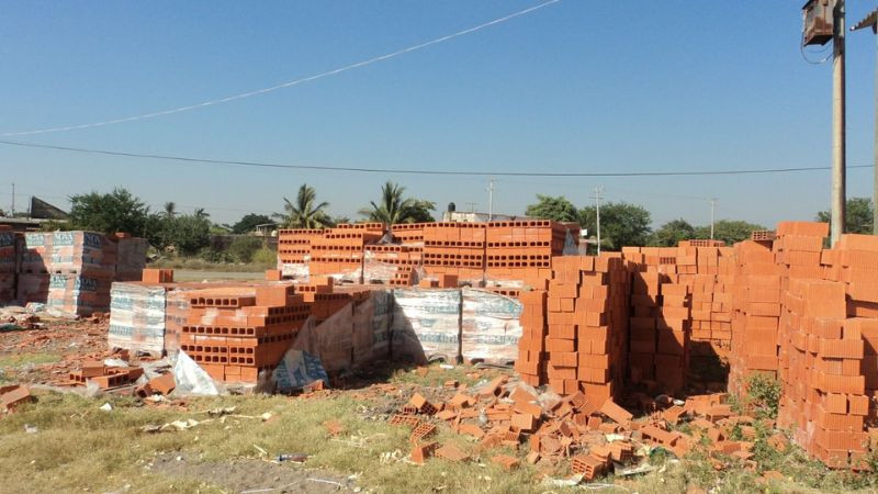 Constructor denuncia deuda histórica en Coahuayana: 20 años de viviendas entregadas y facturas sin pagar 