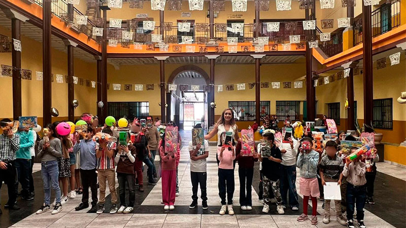 Grecia Aguilar celebra a las y los niños de Angangueo y refrenda compromiso con la niñez 
