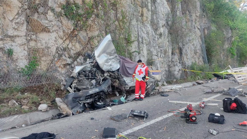 Se impactan de frente una camioneta y un autobús en la autopista Valles-Rayón de San Luis Potosí; 2 personas perdieron la vida 