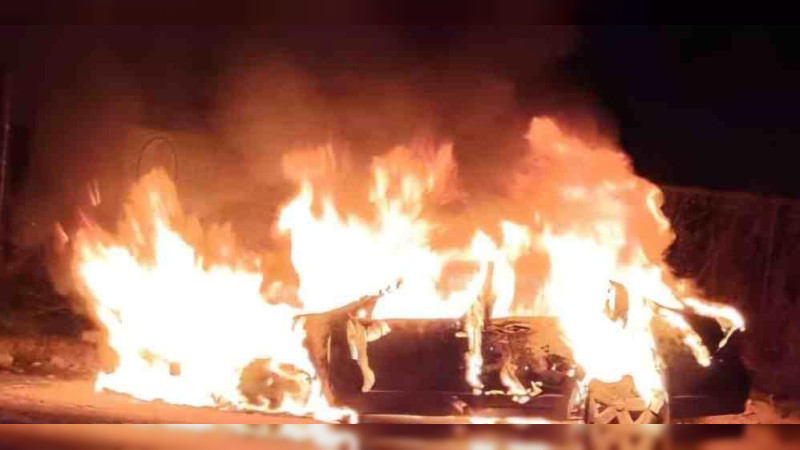 Falla mecánica provocó incendio de vehículo frente a monumento en Ciudad Hidalgo, Michoacán; no hay heridos, informa SSP 