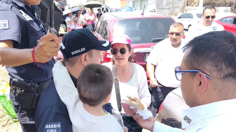 Mamá irresponsable deja a su hijo encerrado en auto bajo altas temperaturas en Morelia; fue a formarse por boletos para ver a “El Buki” 