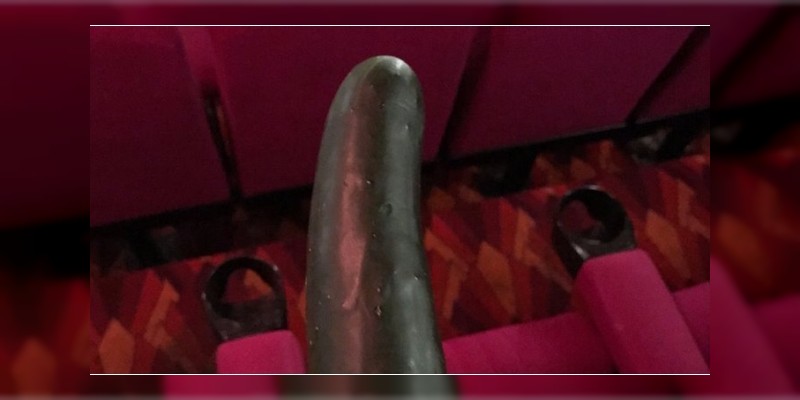 Hombre encuentra pepino en una sala de cine  