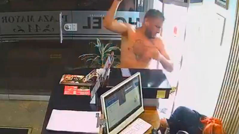 Captan momento en que huésped de hotel en Colombia agrede brutalmente a recepcionista  