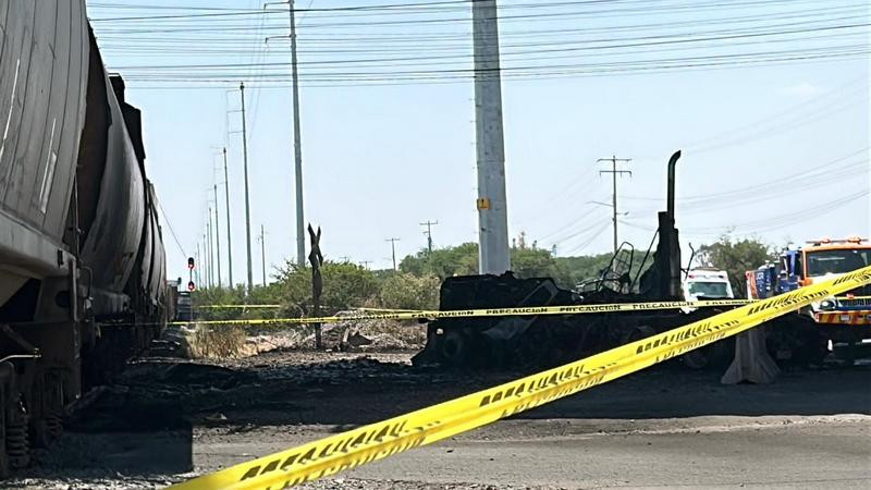 Acordonan zona del choque entre el tren y pipa 