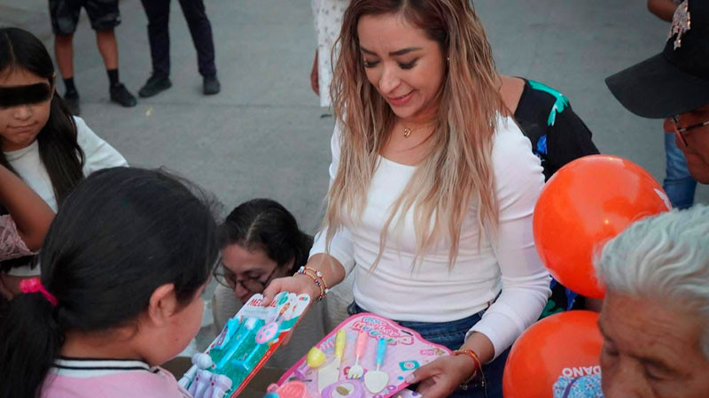 Grecia Aguilar refrenda compromiso con la niñez durante festejo en Zitácuaro 