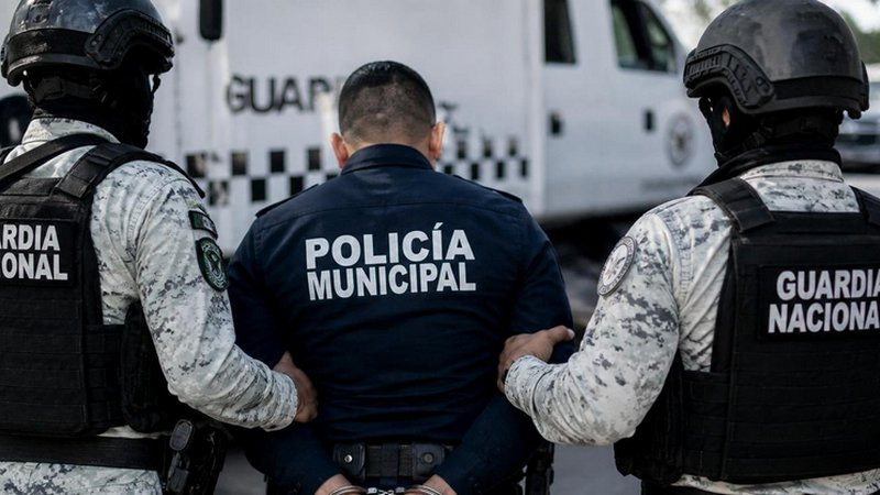Cae policía municipal en Cajeme con arma, estupefacientes y equipo táctico 
