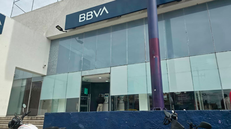 Asaltan a cuentahabiente, dentro de un banco en Morelia, Michoacán; le quitaron 300 mil pesos 