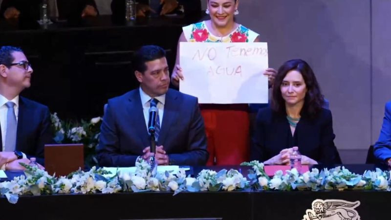 Regidora de Morena interrumpe acto de entrega de llaves a Isabel Díaz Ayuso en Aguascalientes 
