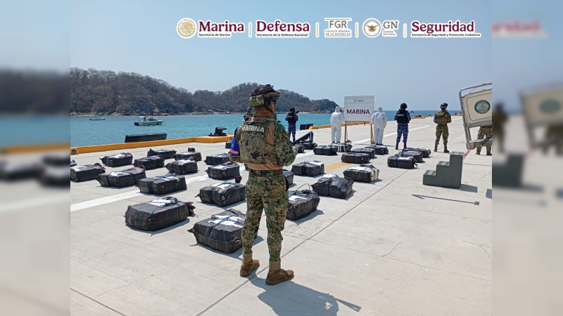 Marina golpea rutas de tráfico en el Pacífico; aseguran decenas de bultos con estupefaciente en Acapulco, Manzanillo y Huatulco  