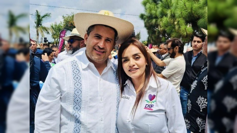 Exige justicia para Carlos Manzo… pero retiene el celular: crece polémica en torno a Grecia Quiroz 