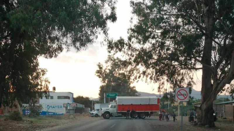 Continúa bloqueo de la carretera Chilchota-Zamora; comuneros exigen garantías de seguridad 