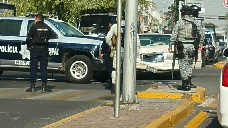 Choca patrulla con vehículo en Celaya, Guanajuato 
