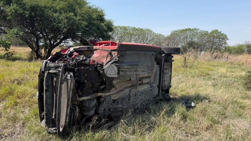 Disputa vial, causa la volcadura de un auto en el Fray Junípero Serra de Querétaro 