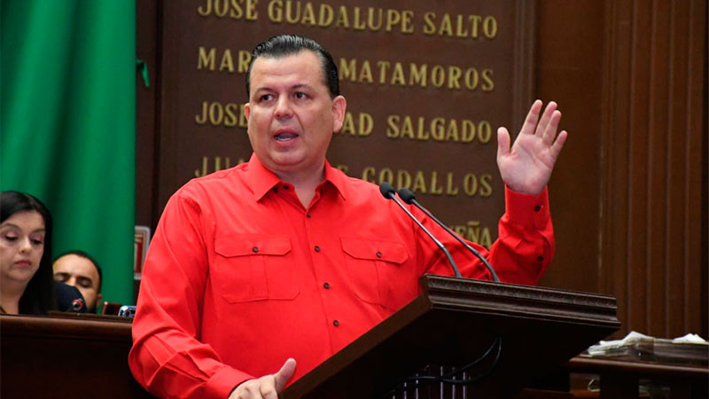 "Gobiernos invisibilizan el éxodo": Guillermo Valencia denuncia desplazamiento masivo y falta de refugios en Apatzingán 