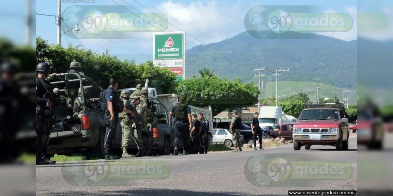 ⁠⁠⁠⁠⁠⁠⁠Se enfrentan narcos y militares en Aguililla; autoridades aseguran arsenal  - Foto 1 