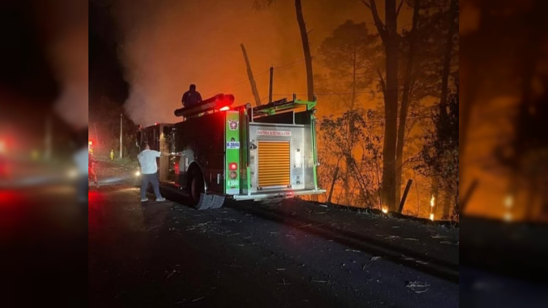 Muere brigadista forestal calcinado tras volcadura en la carretera Uruapan - Lombardía, Michoacán; el fuego alcanzó zona boscosa 