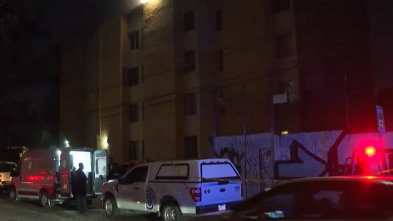 Mujer muere tras caer de tercer piso en Zapopan; investigan posible feminicidio por discusión previa 