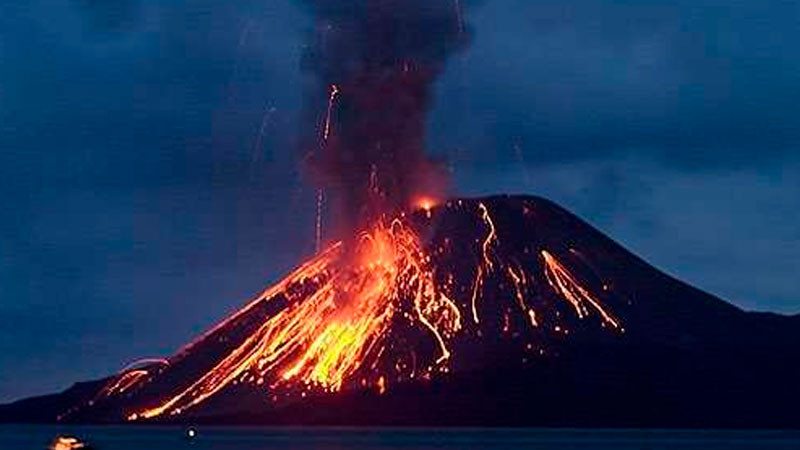 Erupción de volcán en Indonesia deja 3 muertos; rescatan a senderistas 