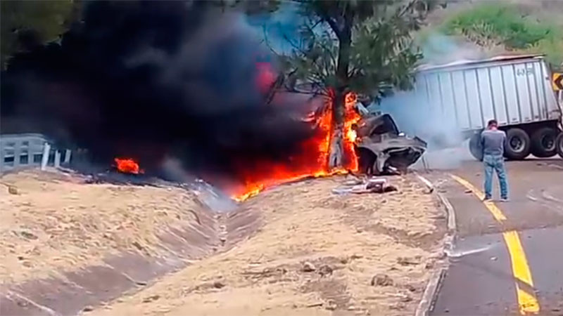 Por falla mecánica se incendia tráiler en la autopista de Occidente a la altura de Ecuandureo 