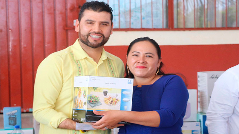 Octavio Ocampo celebra a las mamás y fortalece la convivencia familiar en La Encarnación, Zitácuaro 