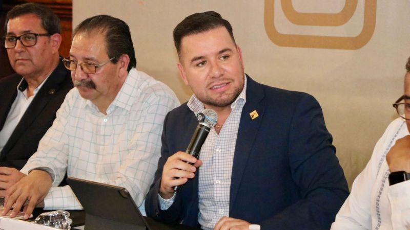 Respalda Reyes Galindo a productores artesanales de mezcal en Michoacán 
