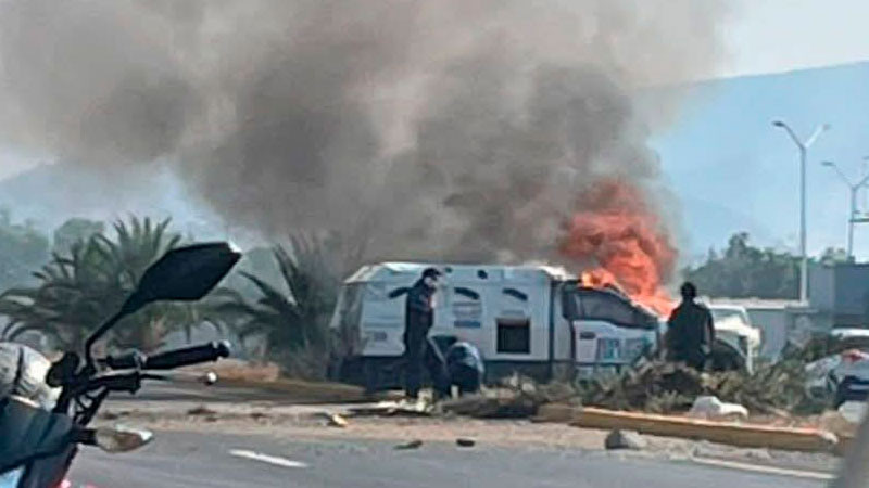 Reportan dos automóviles en llamas en Celaya, Guanajuato 