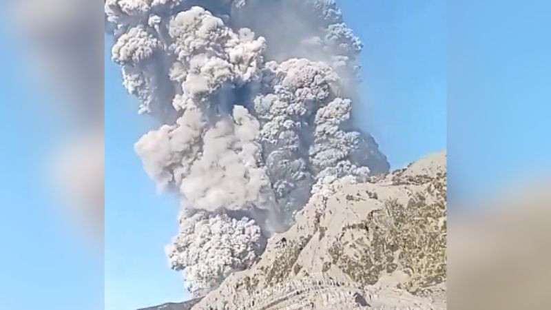 Tres excursionistas pierden la vida tras actividad del volcán Dukono en Indonesia 