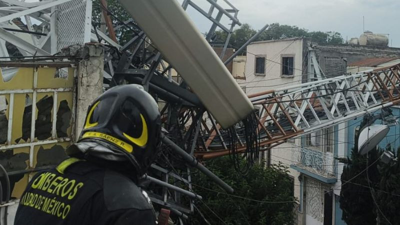 Cae antena de radiocomunicaciones en la Alcaldía Gustavo A. Madero; evacúan a 10 personas por prevención 