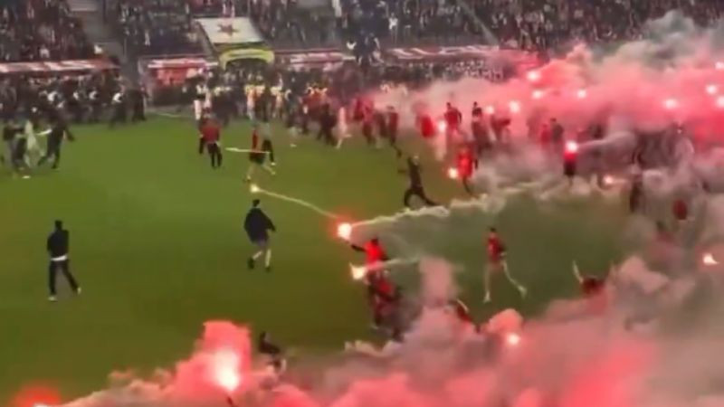 Suspenden derbi de Praga por invasión de aficionados y lanzamiento de bengalas; Slavia estaba a minutos del título 