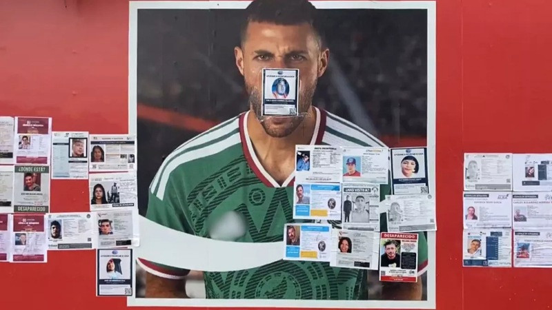 Madres buscadoras cubren imágenes de la Selección Mexicana con fichas de desaparecidos en CDMX 