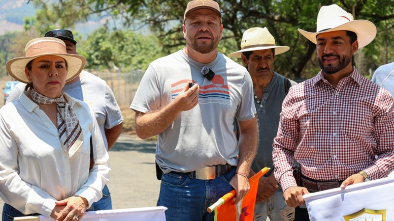 Humberto Jiménez da banderazo a rehabilitación de carretera en Los Reyes, Michoacán 