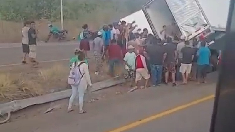 Accidente de tráiler termina en rapiña en Sinaloa; habitantes saquean presunta carga de camarón 