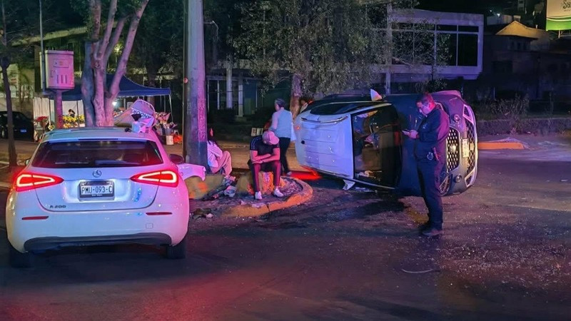 Choque entre vehículos deja uno volcado en la Ventura Puente de Morelia, Michoacán 