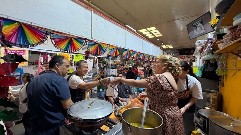 Barragán celebra a las mamás morelianas en el mercado Independencia 