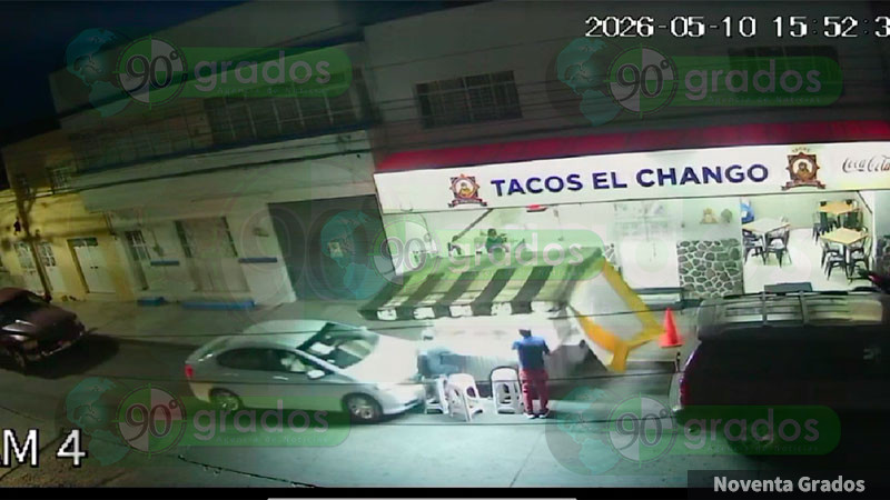 Automóvil choca contra puesto de tacos y provoca escape de gas en Celaya, Guanajuato; dos empleados resultaron con golpes 