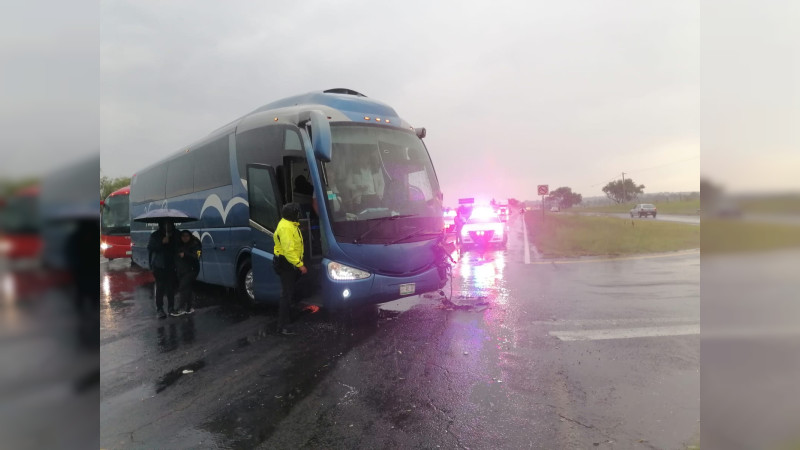Volcadura de combi tras choque con autobús deja 17 lesionados en ...