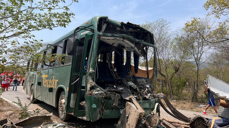 Aparatoso choque entre autobús de pasajeros y tráiler deja cerca de 20 heridos en San Luis Potosí 