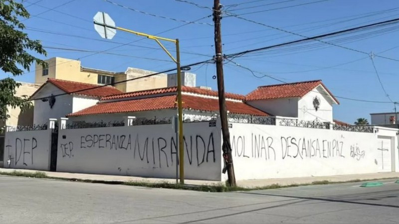 Vandalizan casa ligada a Javier Corral en Ciudad Juárez; dejan cruces y arreglo funerario 