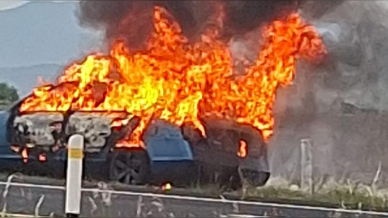 Se incendia vehículo en la autopista de Occidente a la altura de Coeneo, Michoacán 