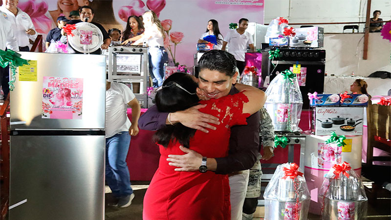 Pablo Varona reúne mas de 5 mil mujeres en el festejo del día de las madres de Huetamo, Michoacán 