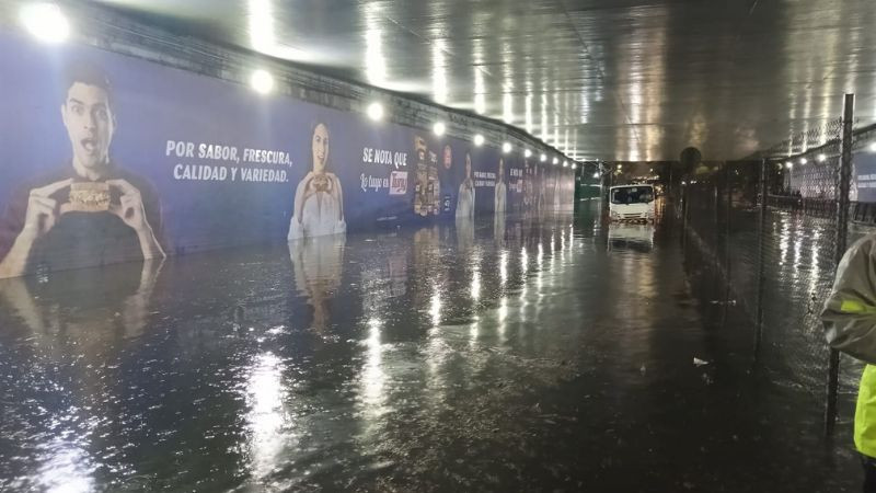 Autoridades atienden encharcamientos por lluvias en el sur de la CDMX; reportan vehículo varado en Tlalpan 