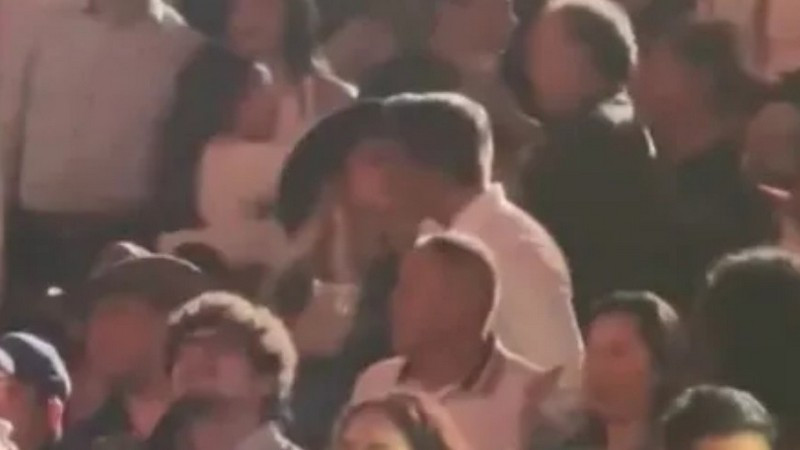 Pasión del Bienestar en Puebla: cachan a funcionarios en pleno beso en concierto de Carín León; el hombre es casado 