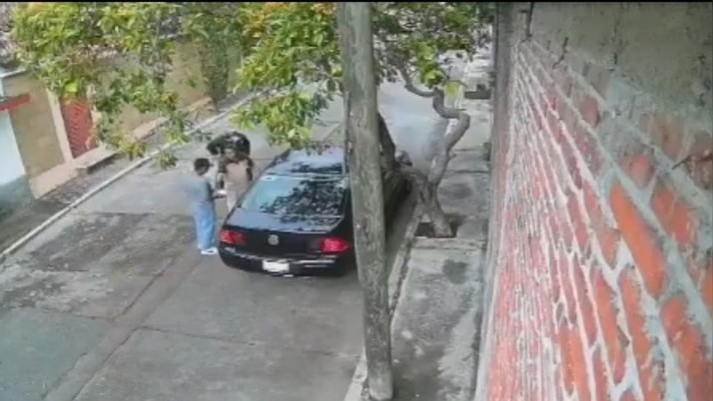 Captan violento robo de automóvil a hombre afuera de su casa en Jiutepec, Morelos 