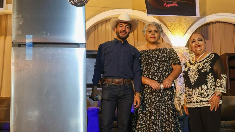 Miles de mamás reyenses celebran su día en emotivo festival encabezado por Humberto Jiménez 