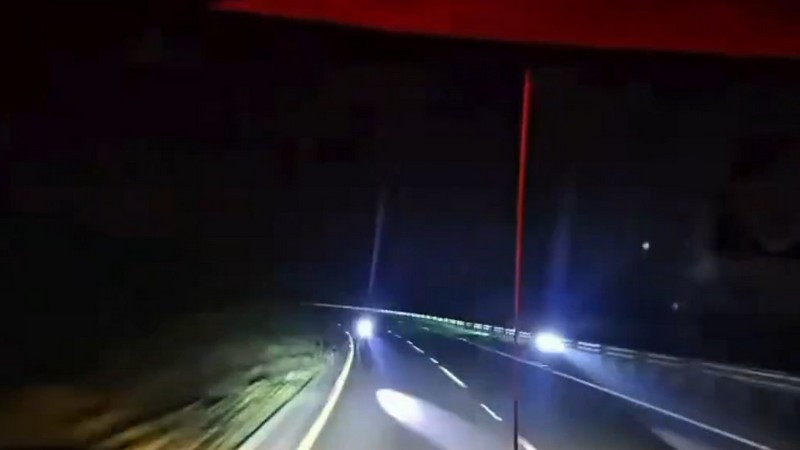 Trailero frustra intento de asalto en autopista Puebla-Orizaba; embiste a presuntos delincuentes y queda grabado en video 